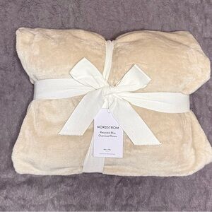 BRAND NEW Nordstrom Oversized Soft Blanket